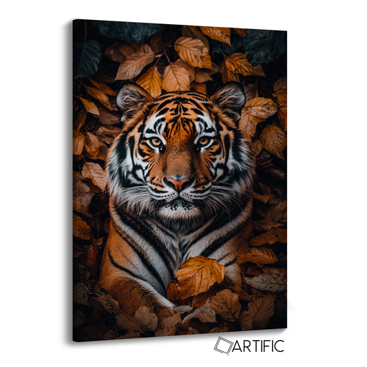 Tigre en Hojas Otoñales